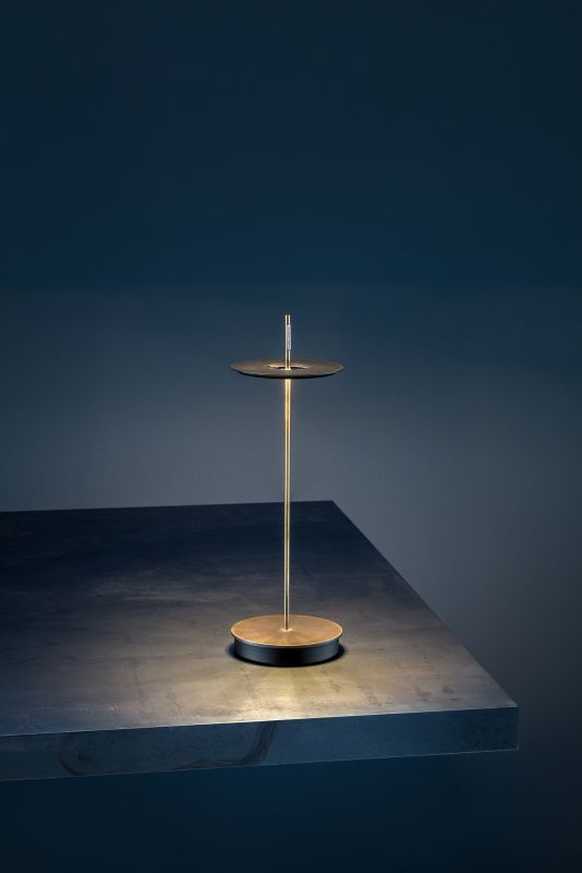 Giulietta BE T Tischlampe von Catellani & Smith in Messing, minimalistisches Design, warmes Licht.